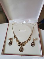 Full set of Indian jewelry consisting of necklace and two earrings in display box