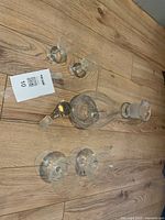 Overview of decanter and four glasses