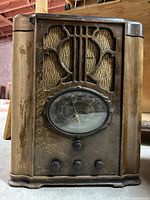 Front view of the antique Northern Electric Model 610 radio showing wood casing, speaker grille and dial.