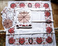 Full set of items: tablecloth, eight serviettes, and cozy displayed together