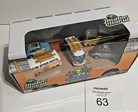 Front and top view of the set with visible details on the vehicles inside the box.