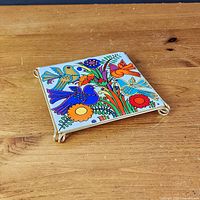 Front view showing full Acapulco pattern and metal frame