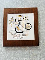 Front view showing full trivet and graphic