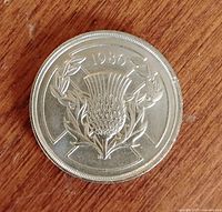 Reverse side of the 1986 £2 coin showing thistle design and date 1986.