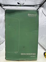 Front view of the green Shinco box showing brand and 40 pints capacity labeling.