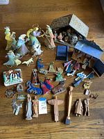 Lot overview showing varied nativity figurines and stable pieces on a table