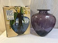 Photo showing purple art glass vase placed beside original En Verre D'Espagne box with printed vase image and logo.
