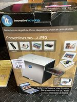 Photo showing the original box of Innovative Technology Film, Slide & Photo Converter with French text and product image.