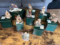 Lot of 9 resin Boyds Bears & Friends teddy bear figurines displayed on and around 8 green and red Boyds Bears original boxes
