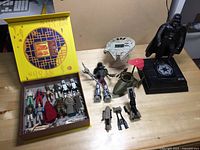 Overview of all lot contents on table: figures, clocks, spawn, accessories