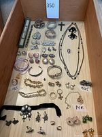 Overview of all jewelry pieces in drawer