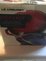 Close-up of the Le Creuset stockpot box showing brand, size 8 US quarts (7.6L), and product image.