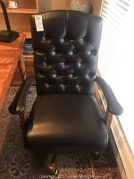 Front view showing tufted backrest, seat and arms