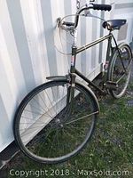 Full side view of the Elan bicycle showing front wheel, frame, handlebars, and saddle seat.