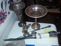 Overview of two compotes, carving utensils and shakers on table