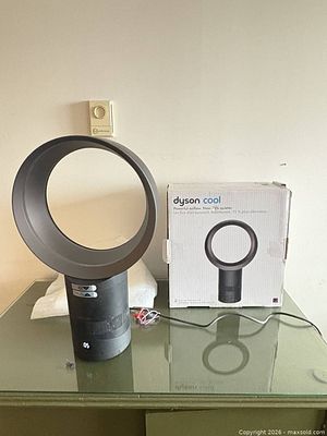 Dyson Cool bladeless desk fan with box | Maxsold