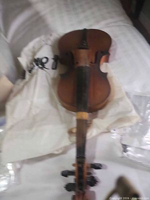 Old fiddle | Maxsold
