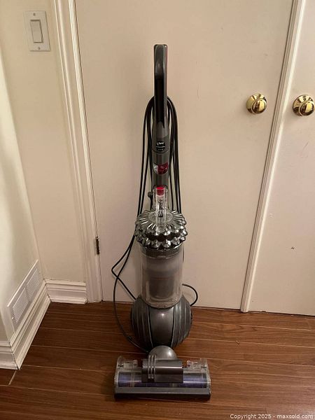 Dyson DC77 upright vacuum | Maxsold