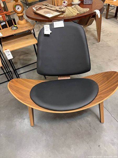 Replica Hans Wegner Shell Chair black leather | Maxsold