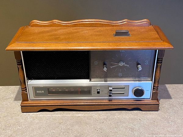 RCA wooden mantel AM/FM radio clock | Maxsold