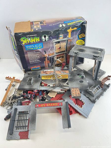Spawn Alley playset parts with 2 figures and box | Maxsold