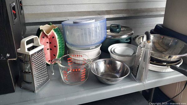 Mixed kitchenware cookware and serveware lot | Maxsold