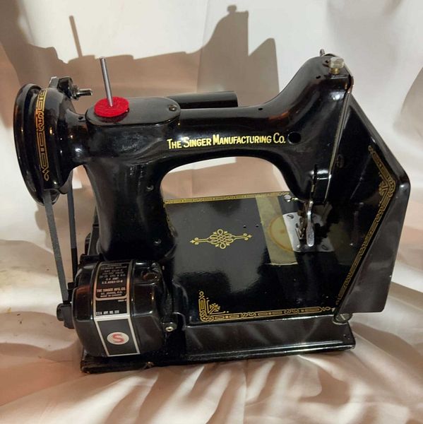 Singer portable electric sewing machine with case | Maxsold